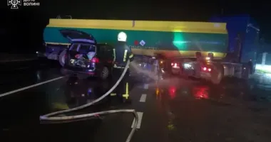 На Волині зіткнулися легковик і бензовоз: стався витік пального