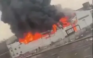 Warehouse of plant that produces electronics and microchips for Russian military-industrial complex is on fire in Novosibirsk, Russia. VIDEO