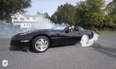 Капсула времени Chevrolet Corvette завелась и поехала после более 30 лет простоя (видео)