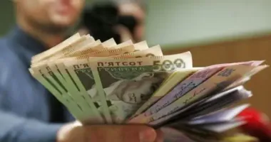 Средняя зарплата в Украине снизилась: где платят больше всего, а где — меньше всего