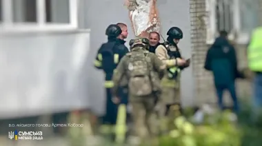 Російський дрон влучив у багатоквартирний будинок у Сумах