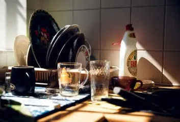 Нагар сам відскакує: простий спосіб очистити каструлю за 10 хвилин без тертя — дві ложки і три краплі цих засобів
