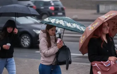 В Україну йдуть дощі, але буде й тепло: кому погода не зіпсує кінець робочого тижня