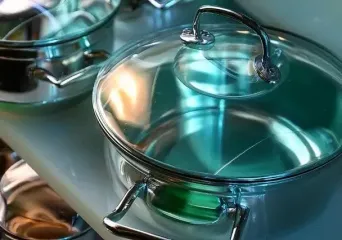 Даже самые старые кастрюли будут сиять, как новые: как за 5 минут избавиться от нагара, и жира