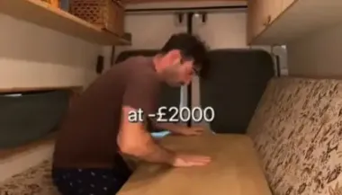 Поселился в фургоне: мужчина работает и живет с компостным туалетом в центре города (видео)