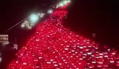 У Мережі показали, який вигляд має дорога з 50 смуг: вона врешті звужується у три (відео)