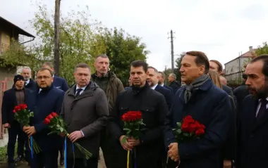 Сікорський прибув в Україну: глава МЗС Польщі відвідав місце удару РФ біля Львова