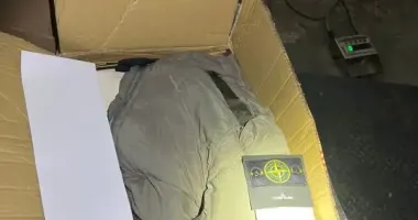 На Львівщині митники зупинили "універмаг" на колесах: вилучили одяг на 1,5 млн грн
