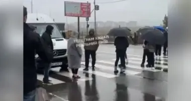 Софиевская Борщаговка вторые сутки без света и воды: люди перекрыли дорогу