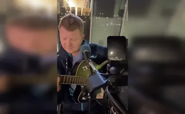 В Киеве неизвестный приставал к мужчине в кресле колесном из-за отказа петь на русском (видео)