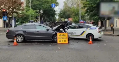 В Одесі мікроавтобус проїхав на червоне і врізався в легковик: восьмеро постраждалих