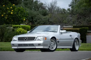 На аукцион выставили уникальный Mercedes 90-х с огромным двигателем от суперкара (фото)