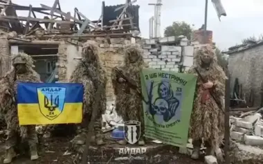 Soldiers from 24th Aidar Battalion and 33rd Assault Regiment raised Ukrainian flag in Mali Shcherbaky, settlement under control of Defence Forces. VIDEO