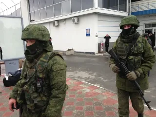 Росія стягує на кордон з Естонією "зелених чоловічків" зі зброєю