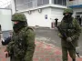 Россия стягивает на границу с Эстонией "зеленых человечков" с оружием