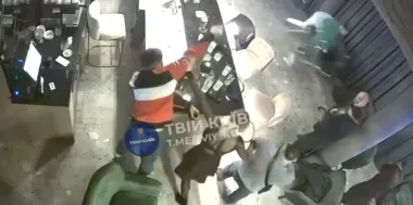В Киеве неизвестный открыл стрельбу в баре: пострадала девушка (видео)