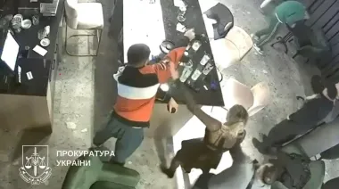 В Киеве на Печерске мужчина устроил стрельбу в баре, ему сообщили о подозрении
