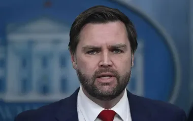 "Трамп має більше карт". Венс пригрозив Китаю на тлі торговельного конфлікту зі США