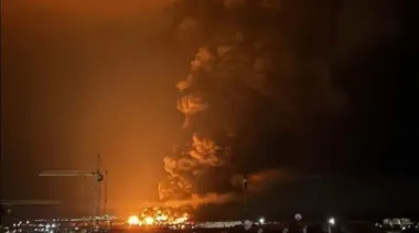 Масштабный пожар на нефтебазе в Феодосии: беспилотники поразили объект в оккупированном Крыму