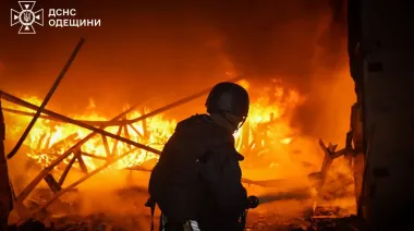 Росіяни вдарили по Одещині: вирує масштабна пожежа, постраждала людина