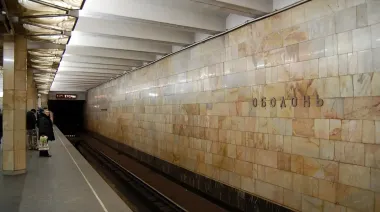 Группа подростков избила молодого человека на станции метро в Киеве