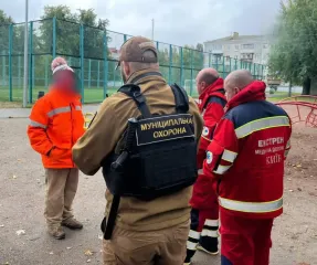 В Киеве мужчина требовал открыть отель в школе: его забрали санитары