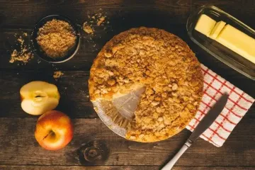 Яблочный пирог без миксера и яиц: быстро смешиваем фрукты с сухой смесью — и получаем невероятно вкусную выпечку