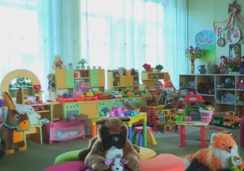 Батьків ганяють по кабінетах: школи і садки незаконно відбирають дітей, мов овочі на ринку