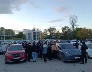 У Тернополі — бійка між цивільними і людьми у військовій формі та балаклавах: ЗМІ пишуть, що мобілізовував не ТЦК, а бригада