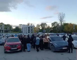 В Тернополе — драка между гражданскими и людьми в военной форме и балаклавах: СМИ пишут, что мобилизовывал не ТЦК, а бригада