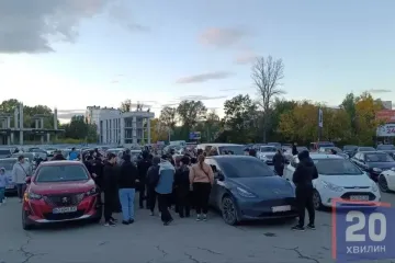 В Тернополе люди в военной форме сутки держали мужчину в авто: произошла массовая драка (видео)