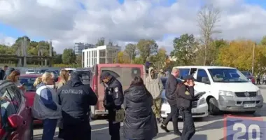 У Тернополі невідомі понад добу блокували в автомобілі колишнього футболіста Задорожного