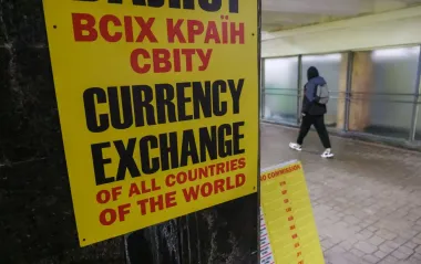Долар іде вгору, євро дешевшає: які курси в обмінниках
