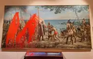 Активистки облили картину о Колумбе в Мадриде