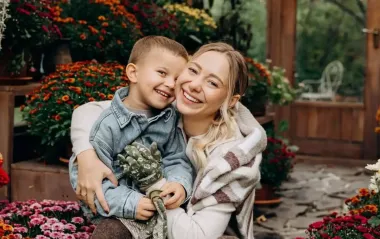 Жена Виктора Павлика очаровала стильными осенними образами с 4-летним сыном