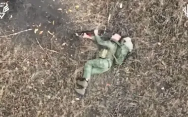 He outperformed Ukrainian drone: occupier shoots himself in head while lying in field. VIDEO