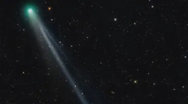 Солнечный ветер оторвал кусок хвоста яркой кометы, которая летит к Земле (видео)
