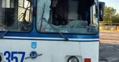У Херсоні дрон скинув вибухівку біля тролейбуса: пасажири не постраждали