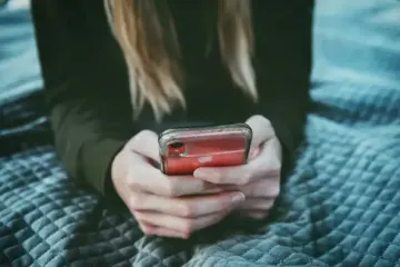 5 небезпек від використання смартфона: як постійне гортання стрічки вбиває вашу увагу, креативність та емпатію
