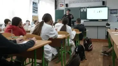 Учитель на уроках учит детей пить и не пьянеть: программа вызвала восторг