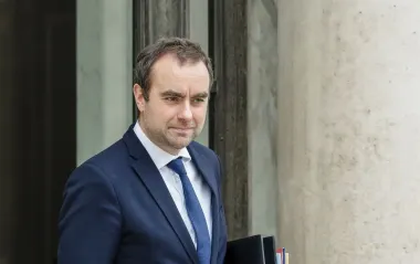 Новое правительство Франции пережило два вотума недоверия в парламенте