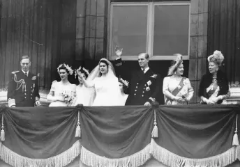 77-летний кусок свадебного торта королевы Елизаветы II выставят на аукцион (фото)