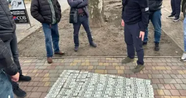 В Одесской области задержали правоохранителя, который за 18 000 долларов обещал перевезти "клиента" через границу