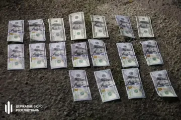 У Запоріжжі заступник начальника ТЦК викидав долари з вікна автівки: що сталося
