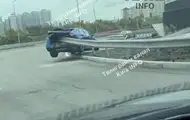 У Києві авто насадилось на відбійник