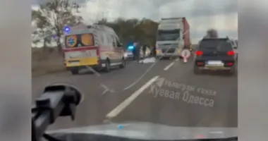 Не помітив на дорозі: на Одещині водій вантажівки збив двох військових
