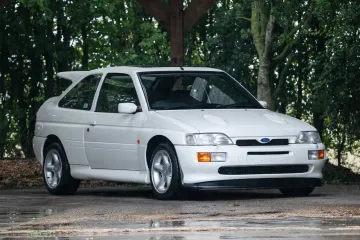 Обнаружен культовый Ford Escort 90-х с пробегом всего 650 км: его оценили в $200 000 (фото)