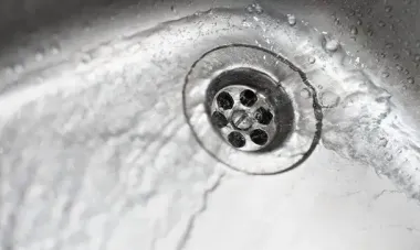 Не стікає вода у ванній, на кухні: як прочистити злив