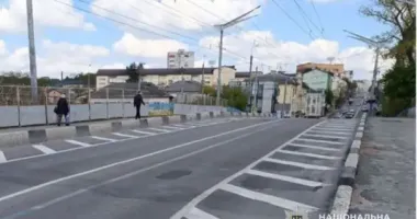 В Тернополе полицейские спасли неадекватную бегавшую по дороге женщину