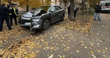 У Києві легковик відкинуло на тротуар – постраждали п’ятеро осіб, серед них двоє дітей